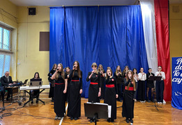 część artystyczna w wykonaniu uczniów w szkolnej sali gimnastycznej (photo)