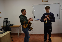 muzycy podczas doskonalenia gry na instrumentach (photo)