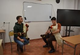 muzycy podczas doskonalenia gry na instrumentach (photo)