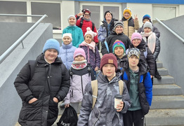 grupa dzieci na schodach - zdjęcie grupowe (photo)