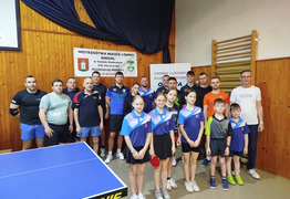 zdjęcie grupowe zawodników z organizatorem (photo)