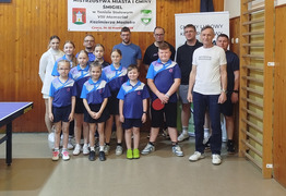 zdjęcie grupowe zawodników z sędziami (photo)