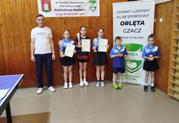 zdjęcie grupowe zawodników z pucharami i statuetkami z organizatorem (photo)